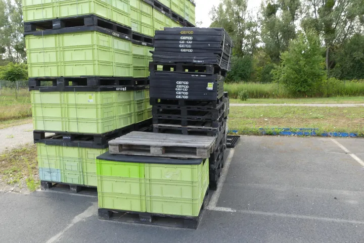 Konvolut Paletten mit Deckeln und Kisten